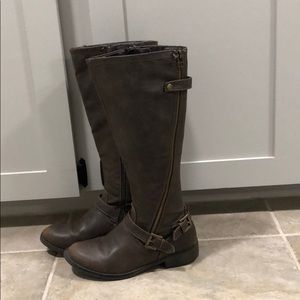 Tall brown boots with buckle